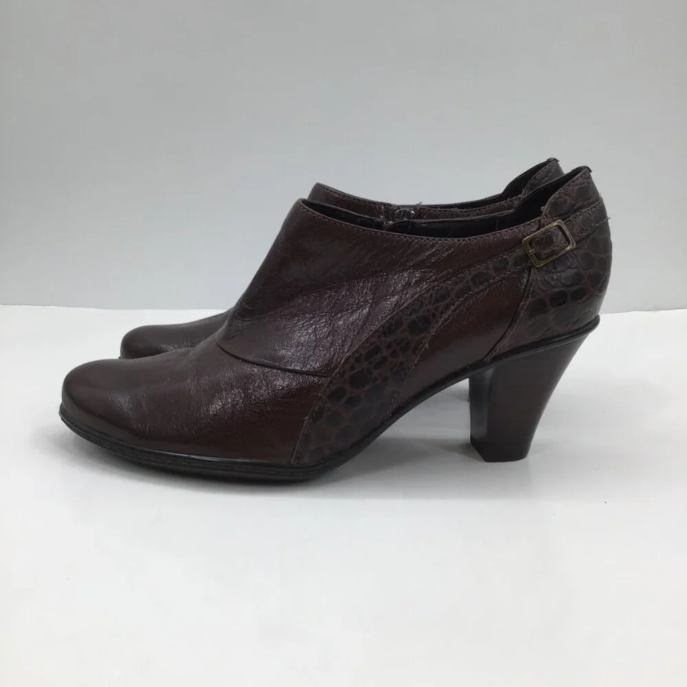 Women's 10M Clarks Bendables Dark Brown Leather Ankle Booties Boots Heels